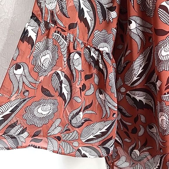 Cato Rust Color Top with Black & White Floral Designs & Bell Sleeves Size 18/20W - Picture 4 of 9